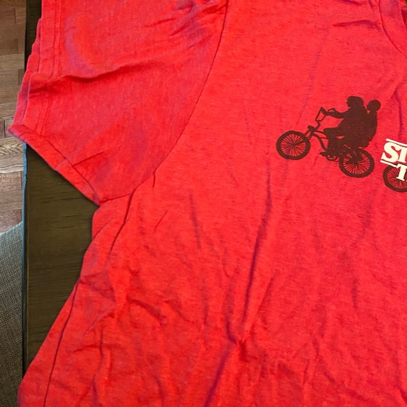 Stranger Thjngs tshirt - Picture 2 of 4